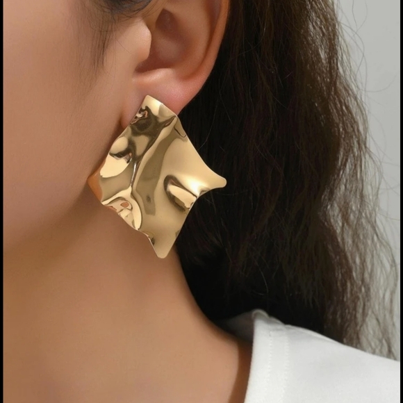 REVOLVE Jewelry - Anthro Shashi Revolve Carre Large Wave Earring in Gold